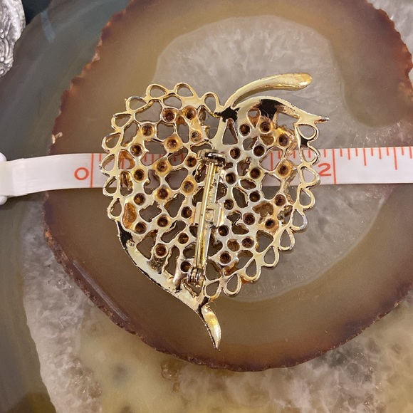 Vintage gold & red glass brooch.  Final !  2.25" x 2" - Picture 11 of 11